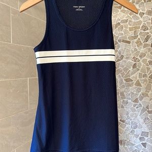 Sleeveless airy top with reflector stripes.